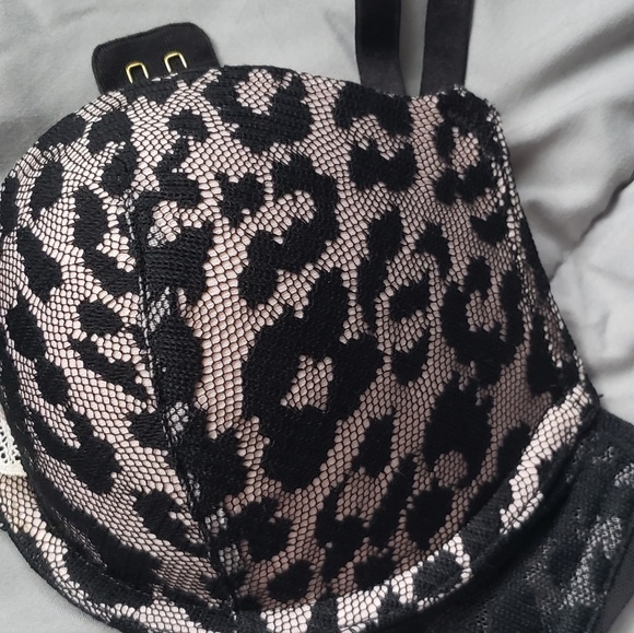 Victoria's Secret Bra - Picture 4 of 8